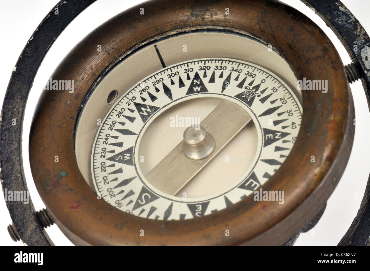 Nahaufnahme des Gesichts von einem alten Messing Navigation Kompass Stockfoto