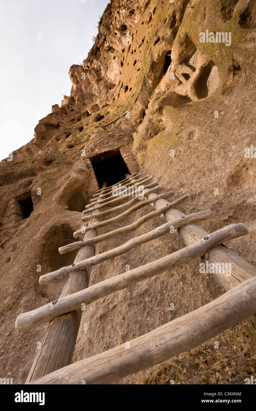 Holzleiter führt zu den Talus Häusern, indianische Klippe Wohnung am Bandelier National Monument in New Mexico, USA. Stockfoto