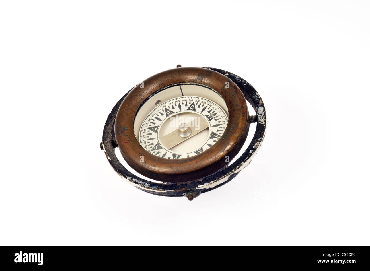 Alten nautische Messing-Kompass auf weißem Hintergrund, Ausschnitt. Stockfoto