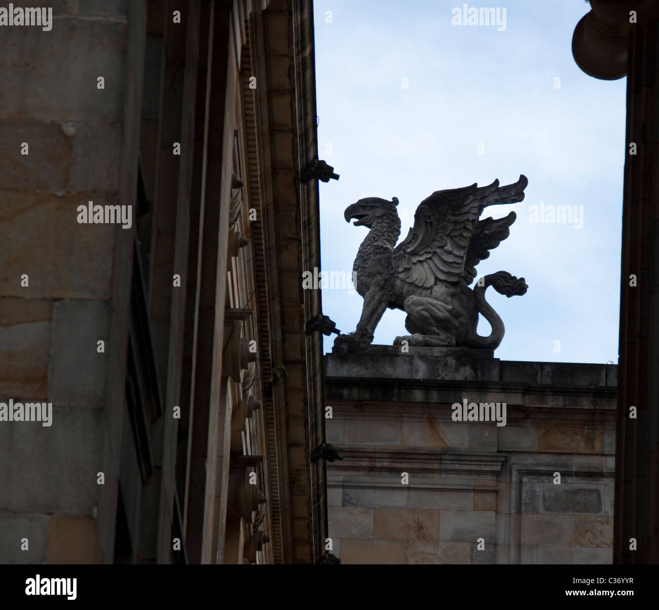 Statue eines Vogel Greif eine majestätische und legendäre Kreatur mit dem Kopf eines Adlers und den Körper eines Löwen Stockfoto