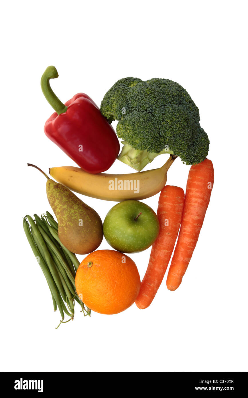 Fruchtmischungen & Gemüse. Rote Paprika, Brokkoli, grüne Bohnen, Karotten, Banane, Birne, Orange und Apfel. Isoliert auf weißem Hintergrund Stockfoto