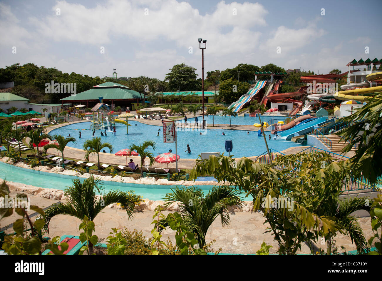Afrikaner genießen Spielaktivitäten wilde Wasser Wasserpark Mombasa Kenia Stockfoto