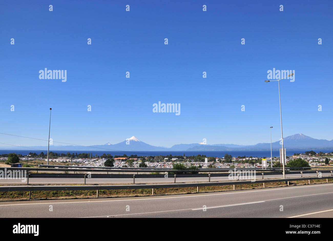 Schnellstraße Pan-American Highway, vorbei an See Llanquihue, Osorno und Calbuco Vulkane nördlich von Puerto Montt, Süd Chile Stockfoto