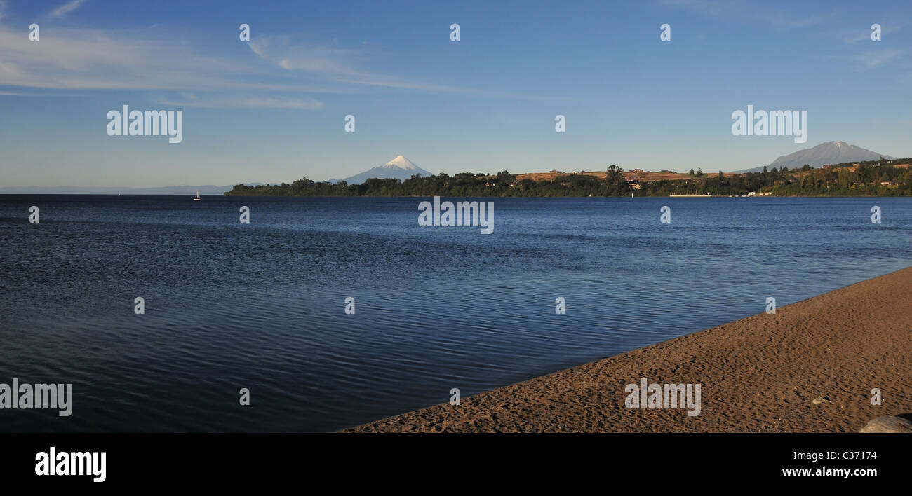 Blauen Abendhimmel, wispy Cirrus Strand Aussicht auf See Llanquihue, Osorno und Calbuco Vulkane, Puerto Varas, Chile blickt Stockfoto