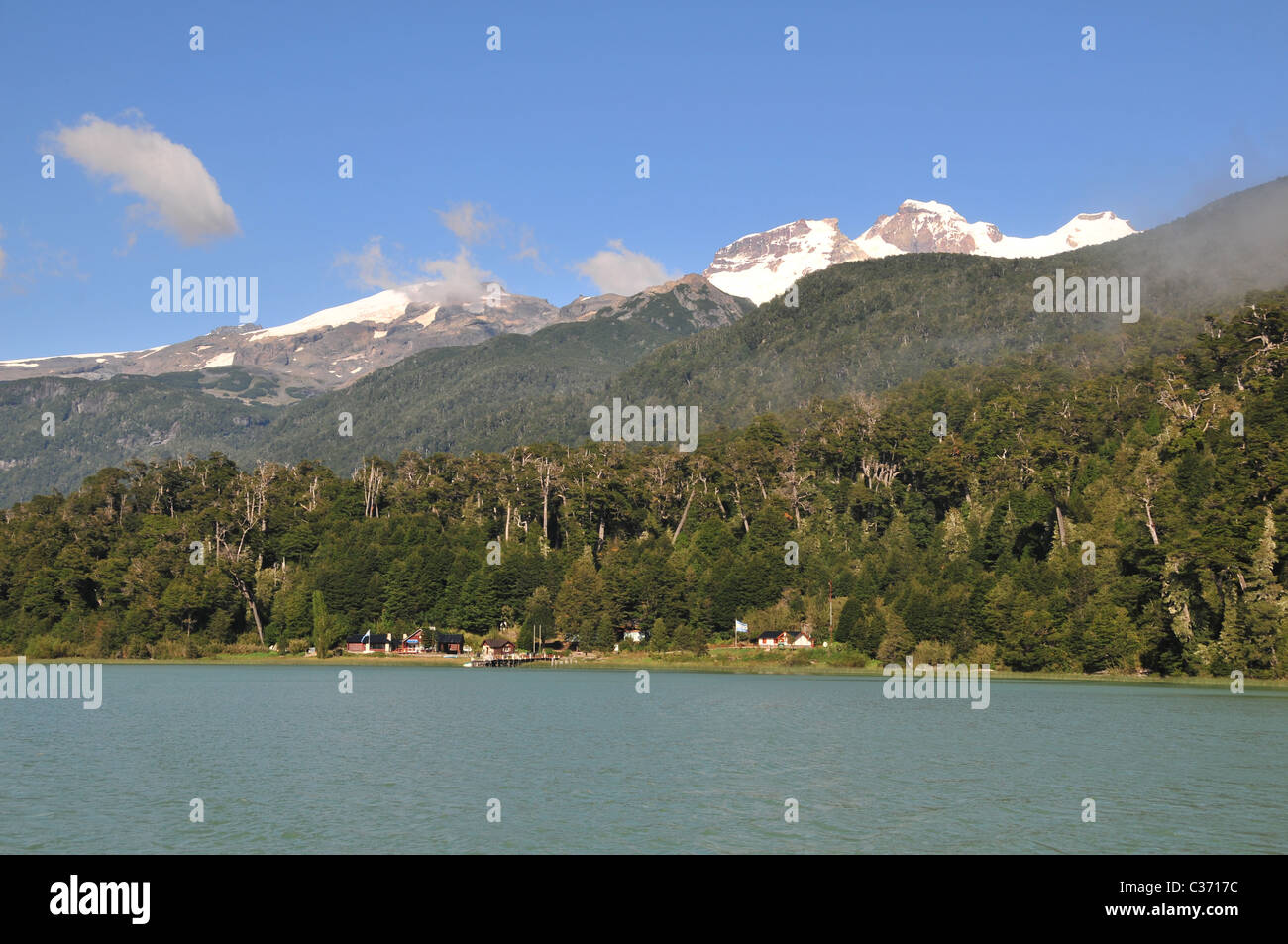 Blau Blick vom Lago Frias, der Volcan Tronador erhebt sich über der Anden Regenwald Berg Küste bei Puerto Frias, Argentinien Stockfoto
