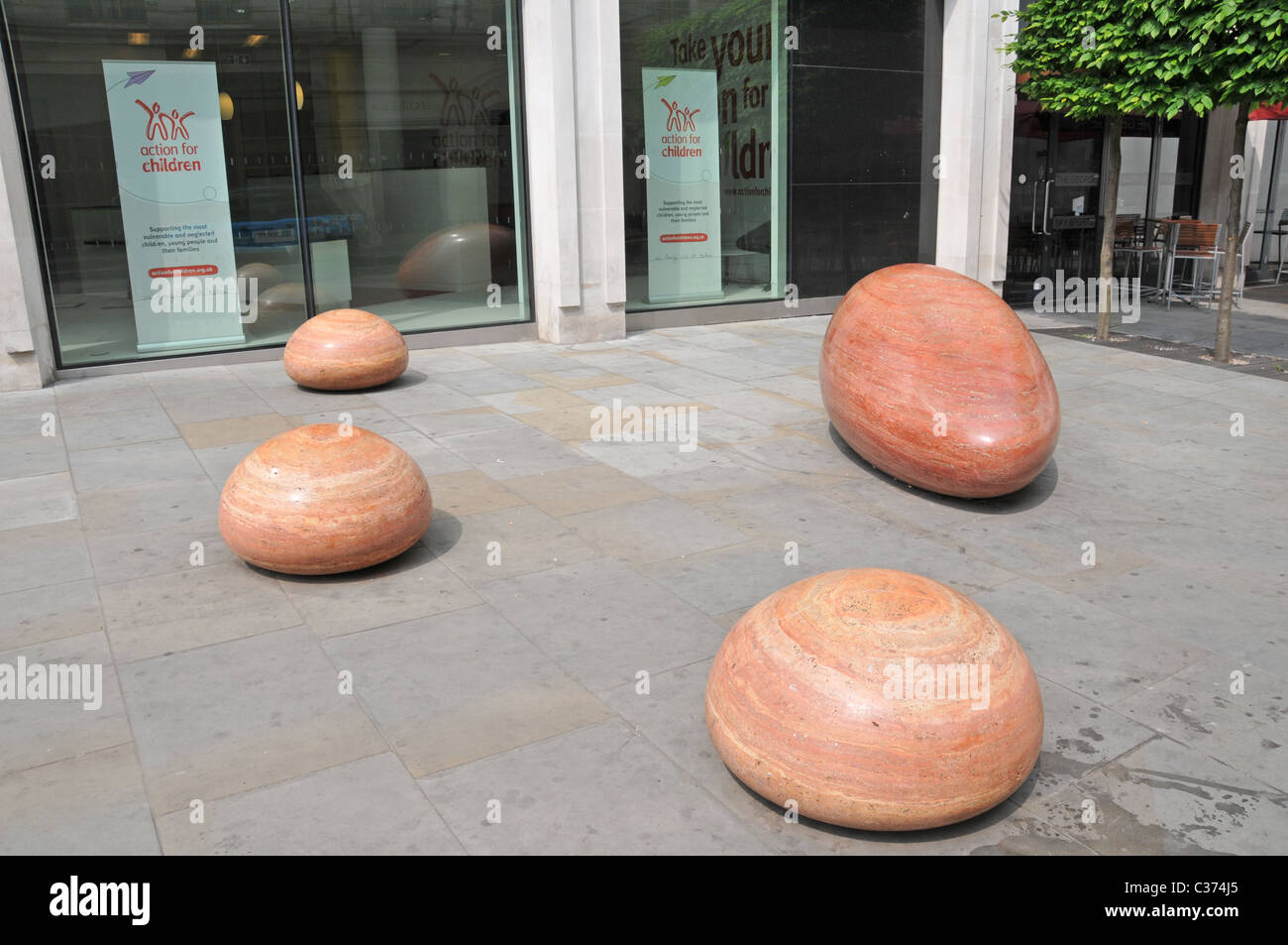 Speichern Sie die Kinder Liebe Büros London Skulptur Felsen Findlinge Kunstskulptur Stockfoto