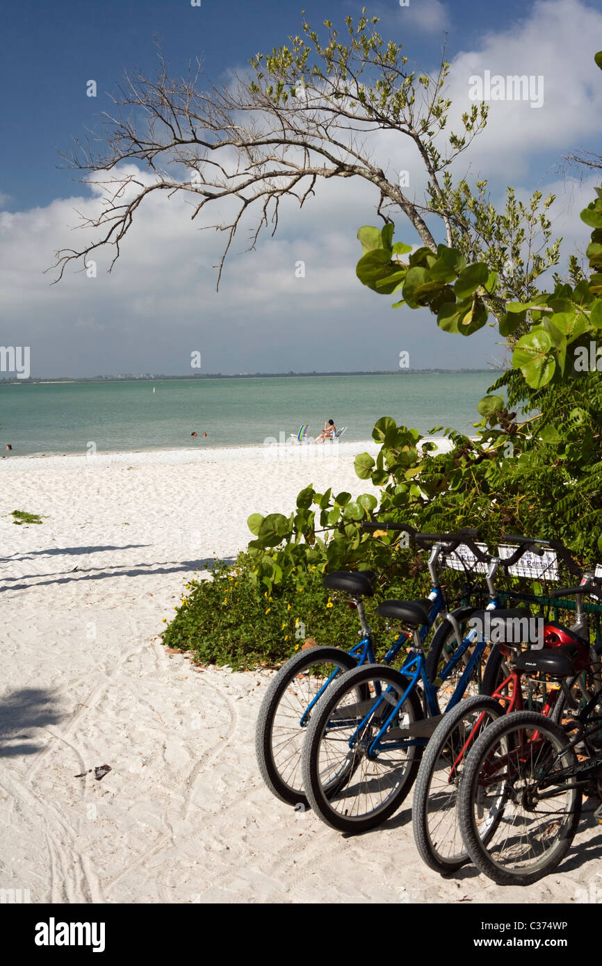 Fahrräder in der Nähe von Lighthouse Beach (Point Ybel) - Sanibel Island, Florida Stockfoto