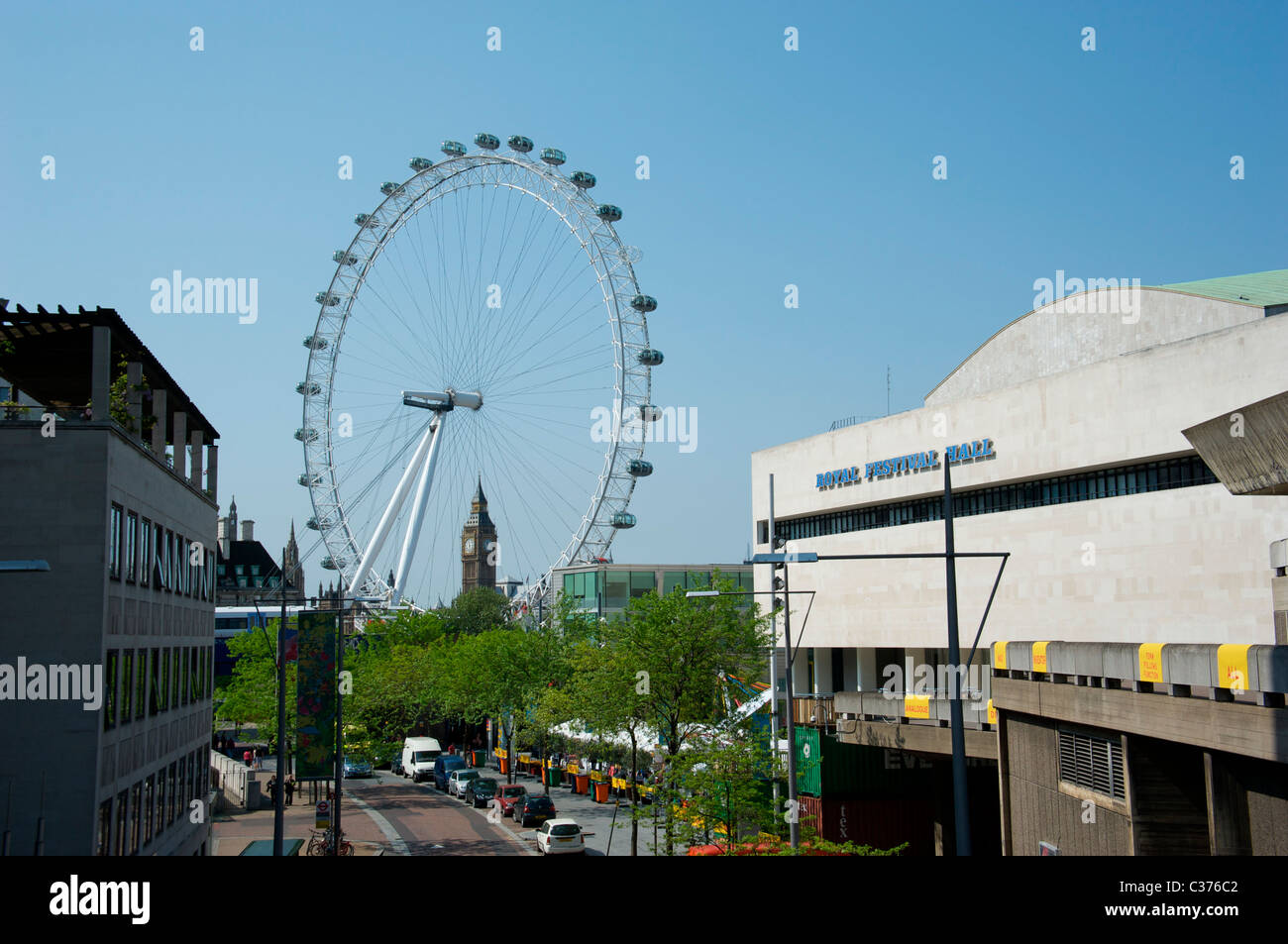 Das London Eye, die Millennium Wheel und die Royal Festival Hall auf der South Bank, London, England, UK Stockfoto