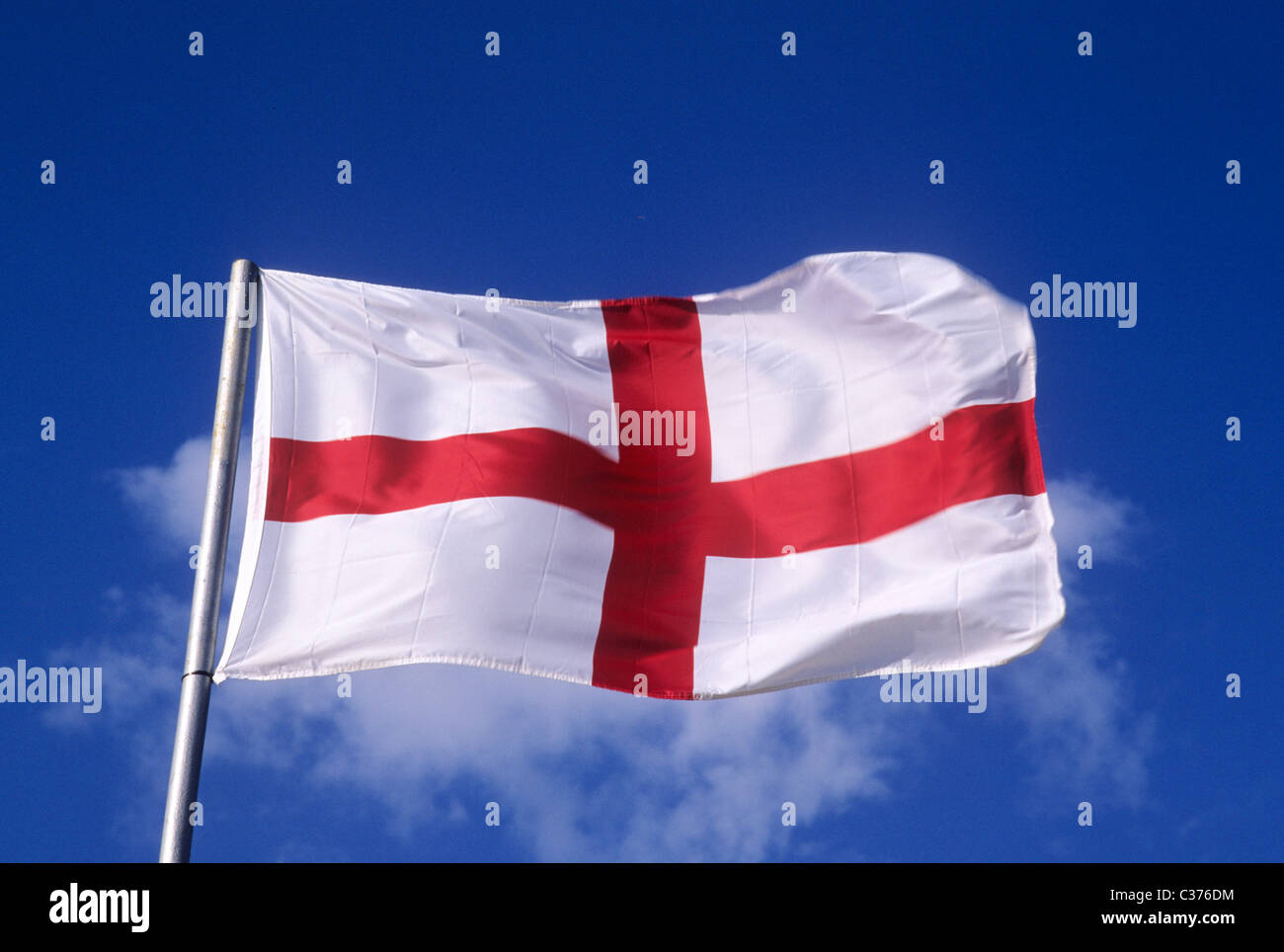 St. George's Flagge Saint George Nationalflaggen England englische rote Kreuz Fahnenmast Fahnenmasten pole Pole Flagstaff UK weht Stockfoto