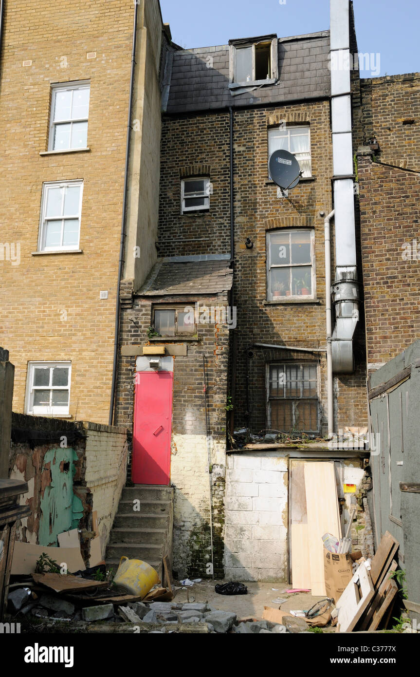 Rückseite des heruntergekommenen Haus mit Garten zu öffnen, auf die Straße, Hackney, London UK Stockfoto
