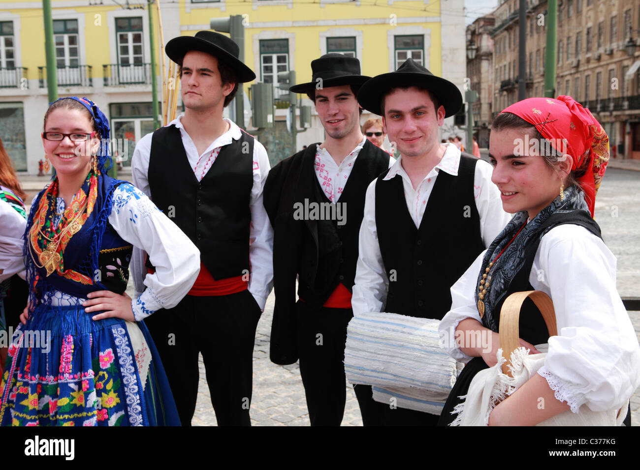 Volkstänzer in der Tracht des Minho Region Portugals. Stockfoto