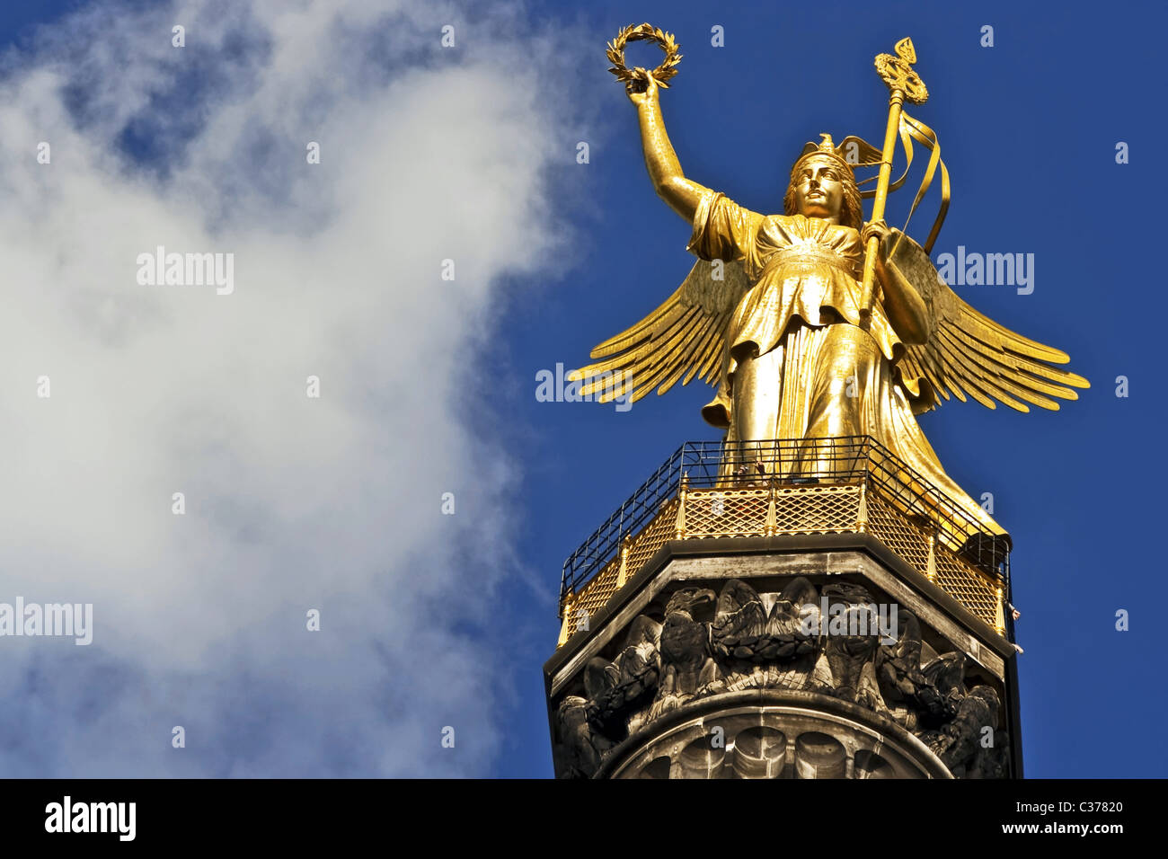 die Siegessäule in Berlin vor einem wolkigen Himmel Stockfoto