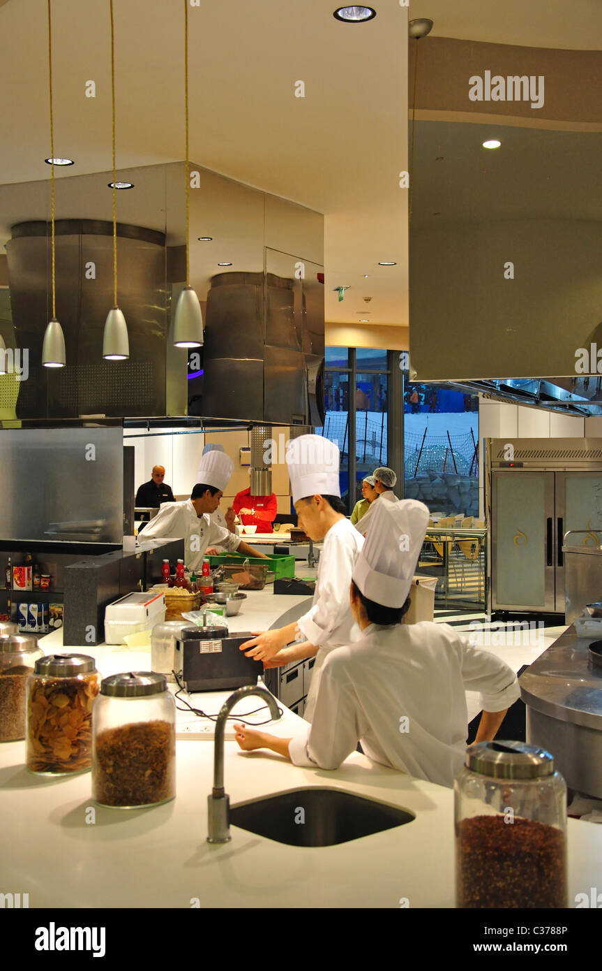 Köchen bei der Arbeit im Food-Court, Mall of Emirates, Al Barsha, Dubai, Vereinigte Arabische Emirate Stockfoto