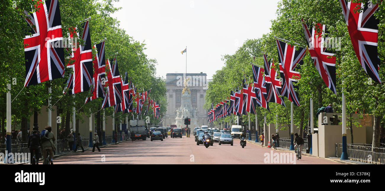 Blick entlang der Mall London ausgekleidet mit Union Jack-Flaggen Stockfoto