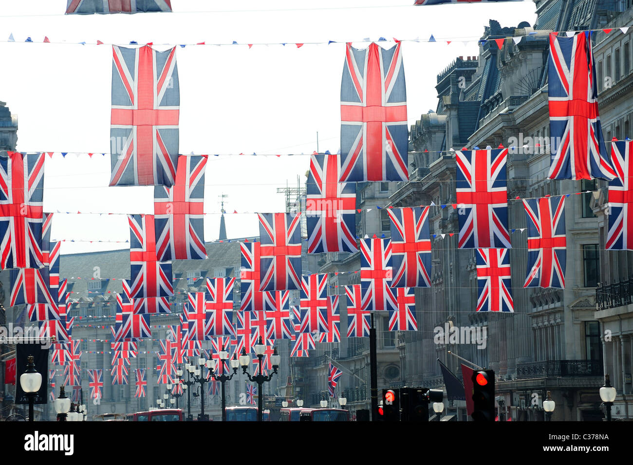 Blick hinauf in Reihen von viele Union Jack-Flaggen hängen oben Regent Street in London Stockfoto