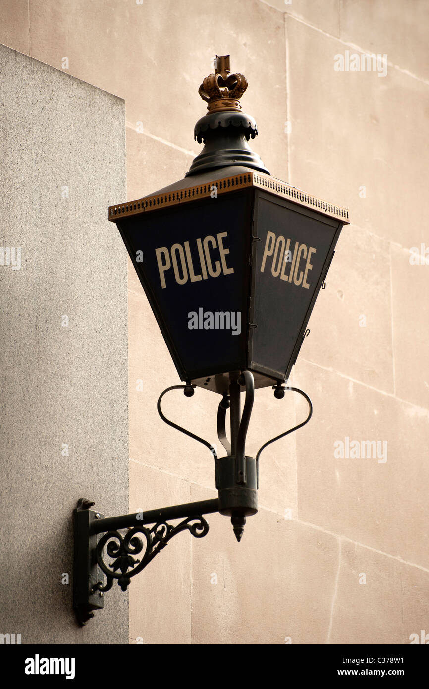 LONDON, Großbritannien - 17. APRIL 2011: Old Fashioned Police Blue Lamp Lantern vor Police Station in Bishopsgate Stockfoto