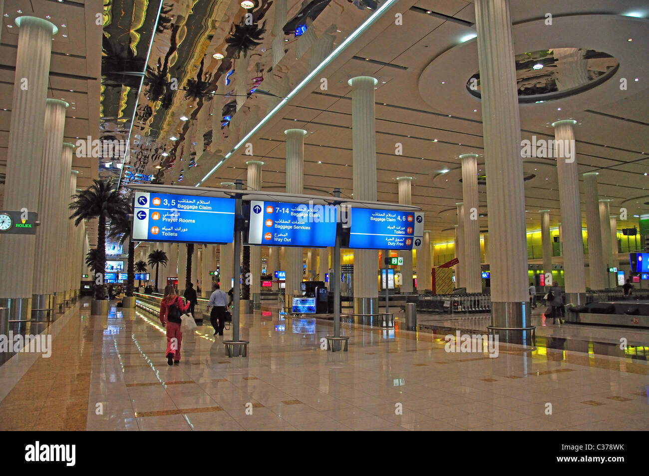 Ankunftshalle, Emirates Terminal 3, Flughafen Dubai, Al Garhoud, Dubai, Vereinigte Arabische Emirate Stockfoto