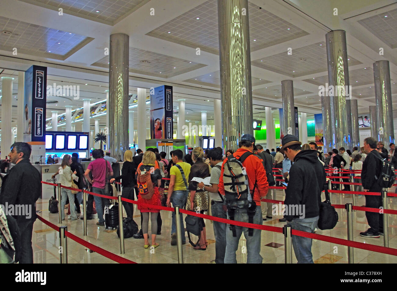 Passkontrolle in Ankunftshalle, Emirates Terminal 3, Dubai International Airport, Al Garhoud, Dubai, Vereinigte Arabische Emirate Stockfoto