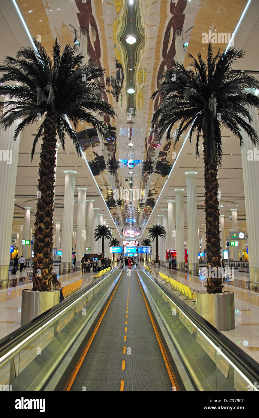 Ankunftshalle, Emirates Terminal 3, Flughafen Dubai, Al Garhoud, Dubai, Vereinigte Arabische Emirate Stockfoto