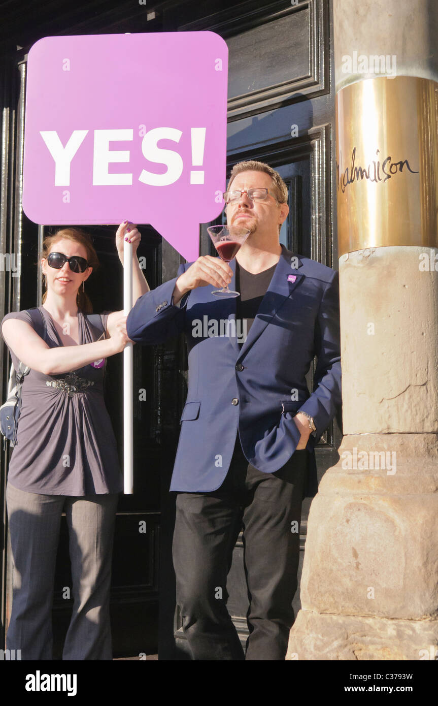 Komiker und Schauspieler Eddie Izzard besucht Belfast Werbetätigkeit für Menschen mit "Ja" zur Abstimmung Alternative Stimmen Stockfoto