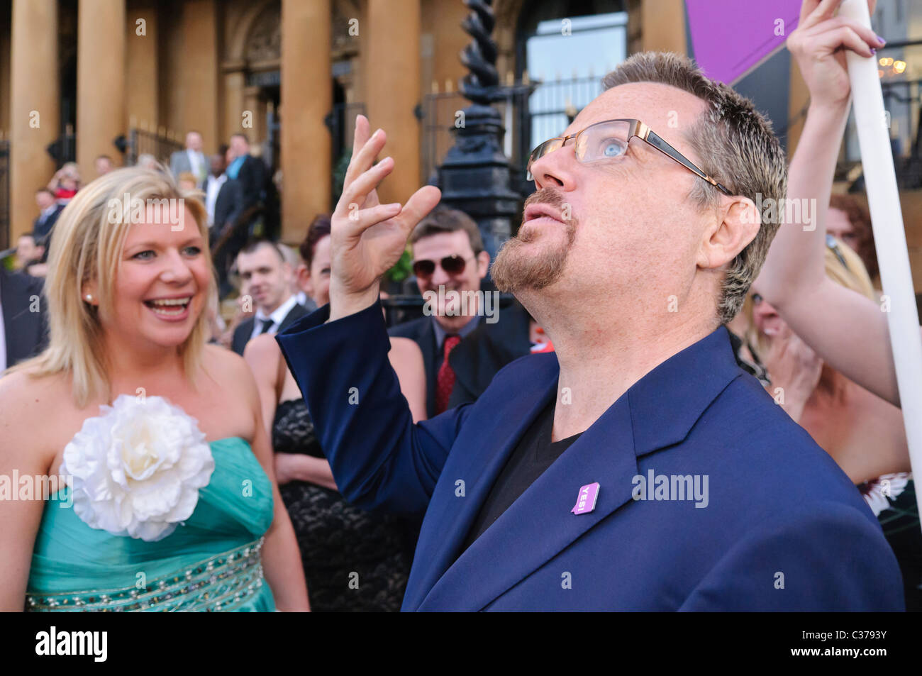 Eddie Izzard gatecrashes eine Hochzeit in Belfast bei der Werbetätigkeit für Menschen zur Alternative Abstimmung abstimmen "Ja" Stockfoto