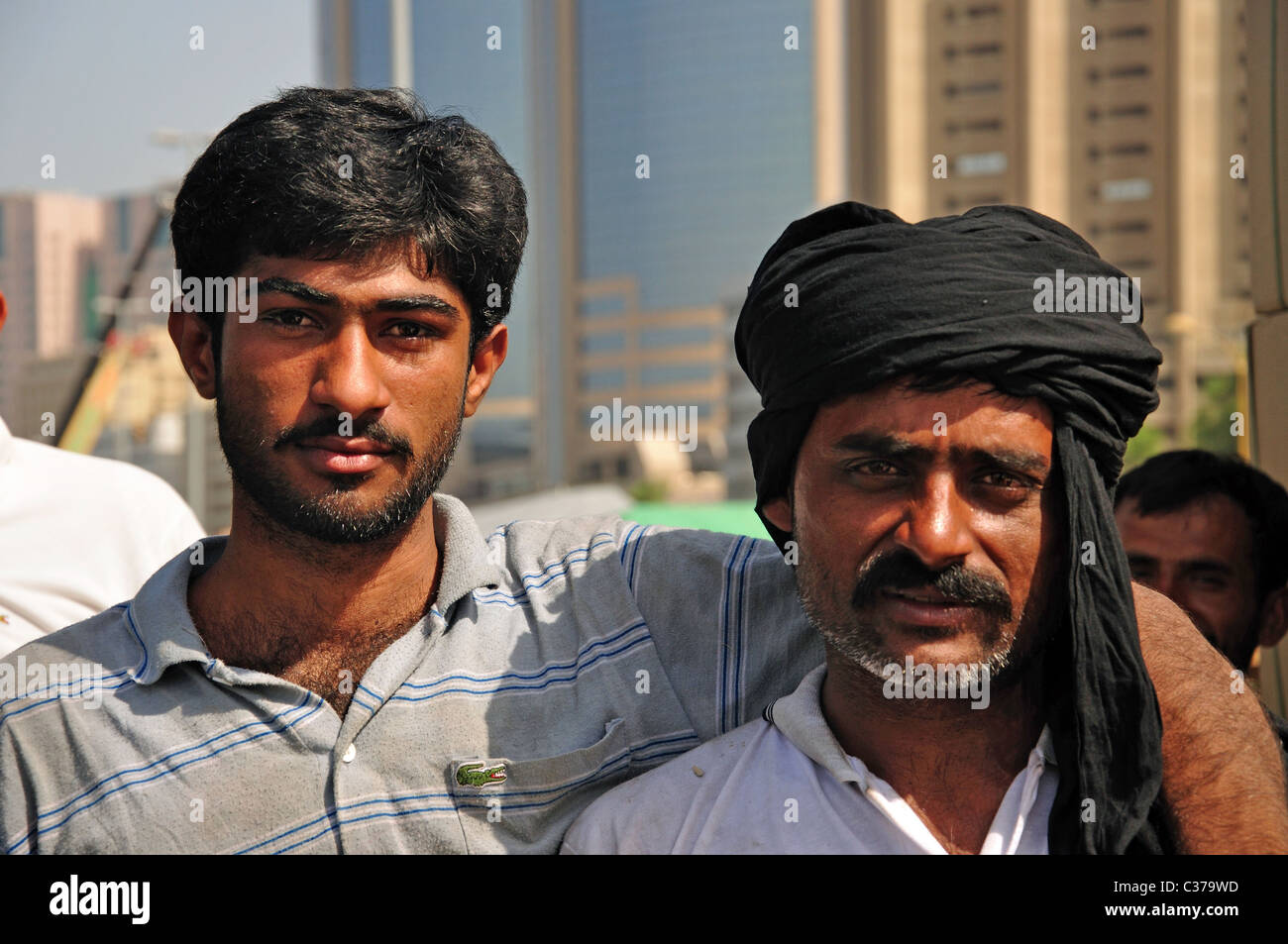 Dhau-Arbeiter am Kai, Dubai Creek, Deira, Dubai, Vereinigte Arabische Emirate Stockfoto