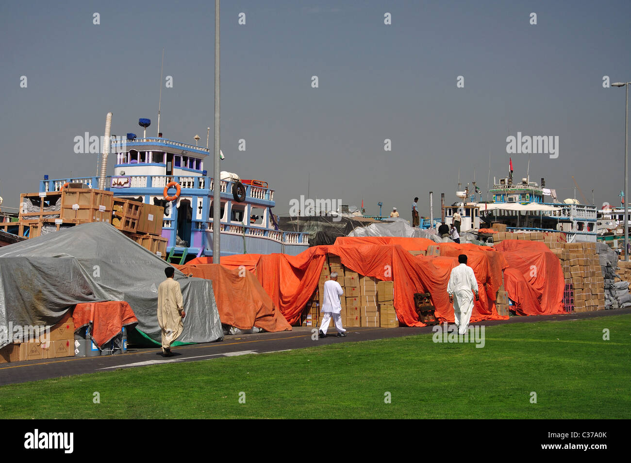 Verladen von Gütern auf Handel Dhaus am Dubai Creek, Deira, Dubai, Vereinigte Arabische Emirate Stockfoto