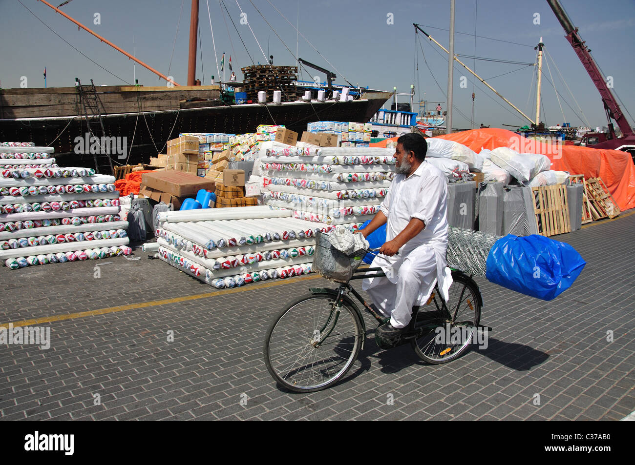 Lokale Mann Reiten Fahrrad auf Promenade, Dubai Creek, Deira, Dubai, Vereinigte Arabische Emirate Stockfoto