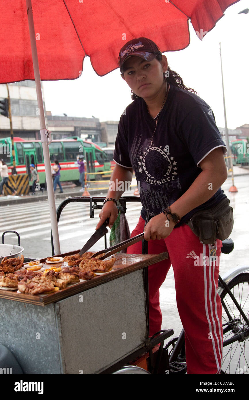 A Street Food Anbieter verkaufen Chicarones (gebratenes Schweinefleisch Skins) in Bogota Kolumbien Stockfoto