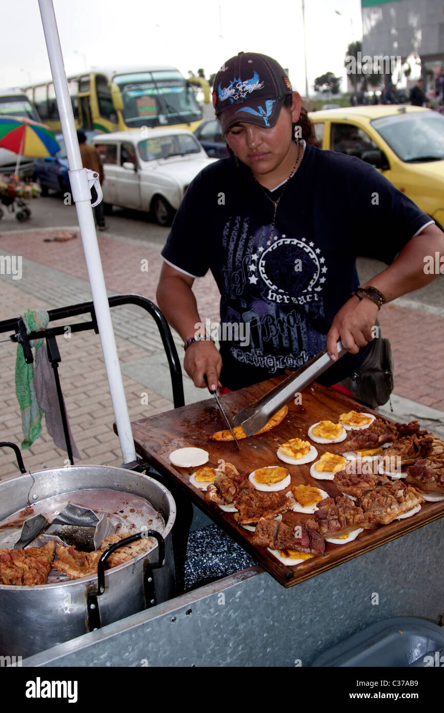 A Street Food Anbieter verkaufen Chicarones (gebratenes Schweinefleisch Skins) in Bogota Kolumbien Stockfoto