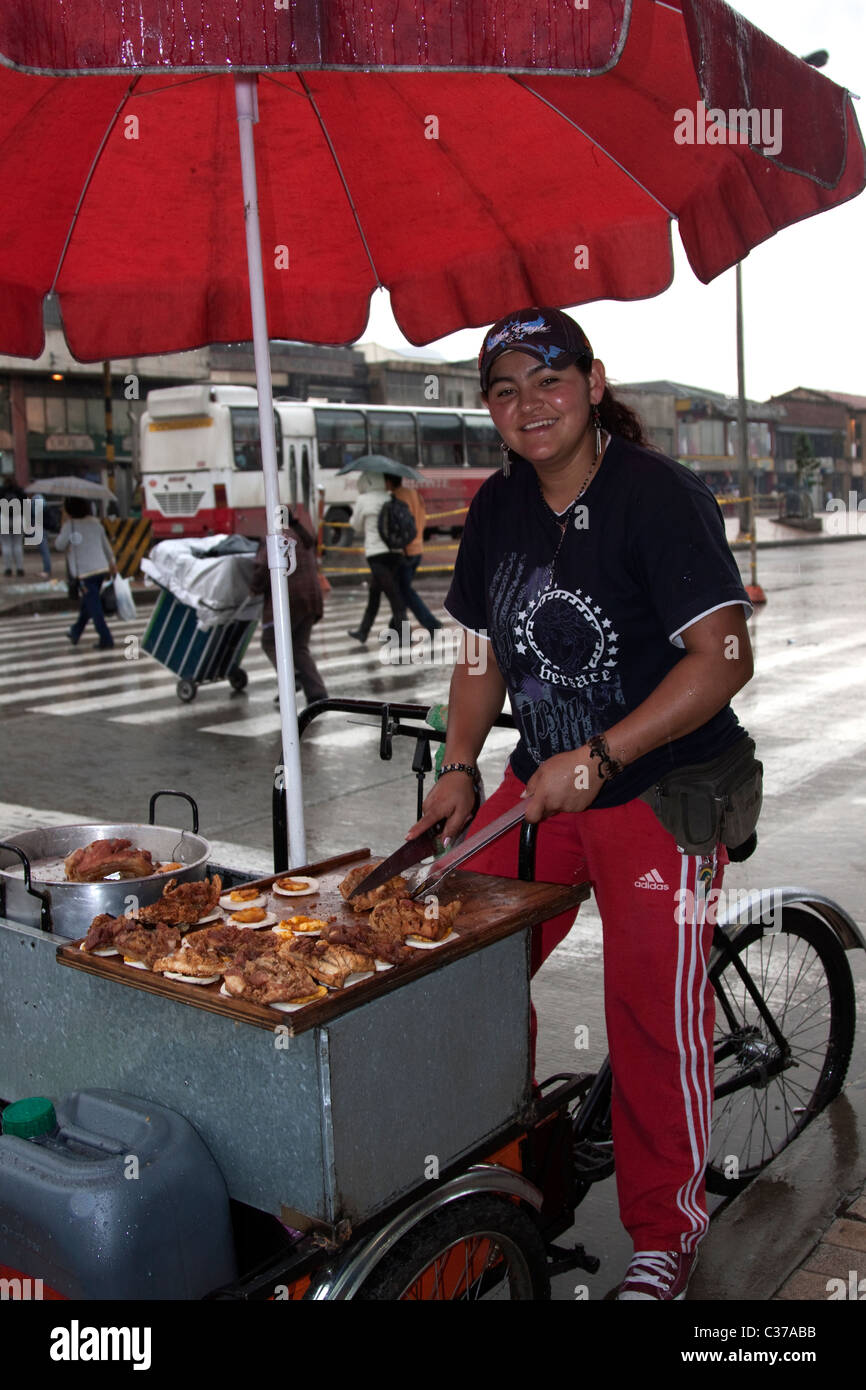 A Street Food Anbieter verkaufen Chicarones (gebratenes Schweinefleisch Skins) in Bogota Kolumbien Stockfoto