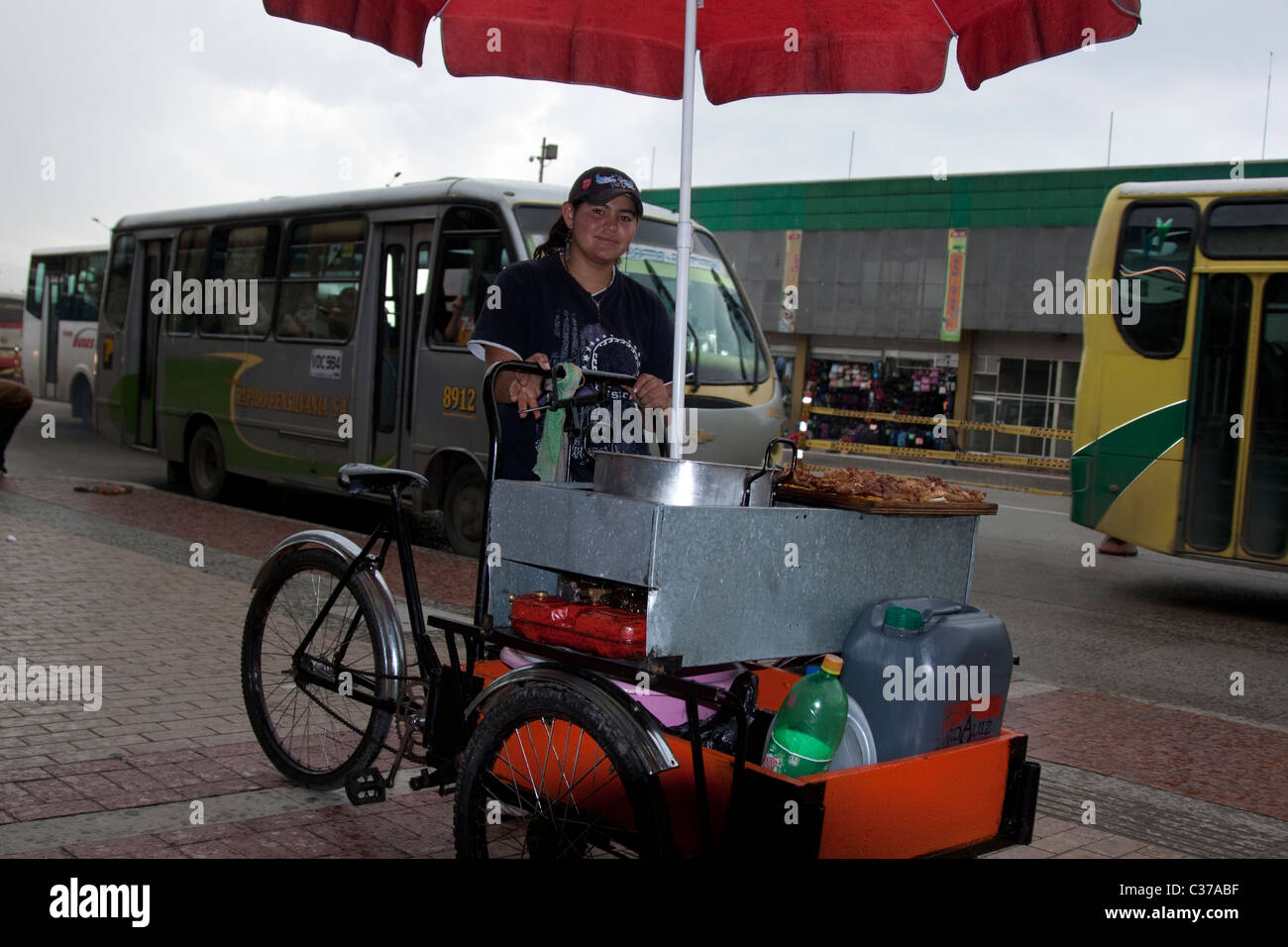 A Street Food Anbieter verkaufen Chicarones (gebratenes Schweinefleisch Skins) in Bogota Kolumbien Stockfoto