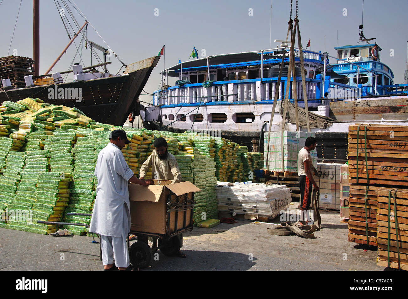 Verladen von Gütern auf Handel Dhow am Dubai Creek, Deira, Dubai, Vereinigte Arabische Emirate Stockfoto