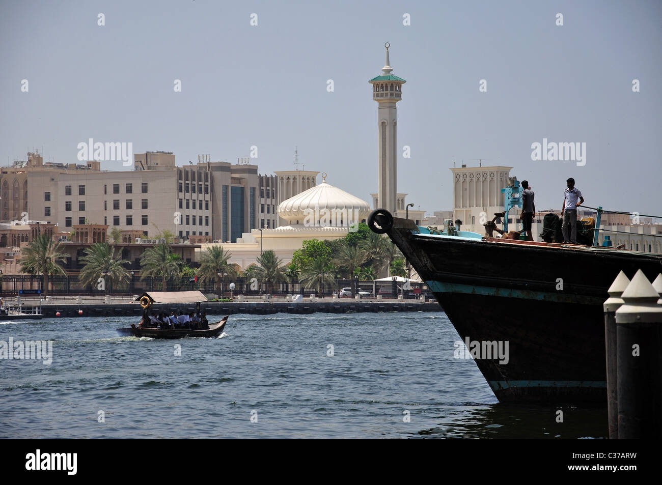 Arabische Dhau Boot überqueren Dubai Creek, Deira, Dubai, Vereinigte Arabische Emirate Stockfoto