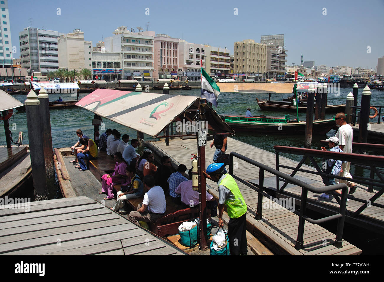 Arabische Dhau Boote an Old Souk Station, Bur Dubai, Dubai, Vereinigte Arabische Emirate Stockfoto