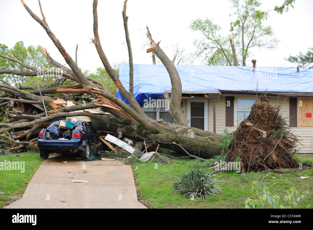 SAINT LOUIS, MISSOURI - APRIL 23: Beschädigte Häuser zeigen plane bedeckten Dächer nach Tornados Bereich Maryland Heights am Freitag getroffen Stockfoto