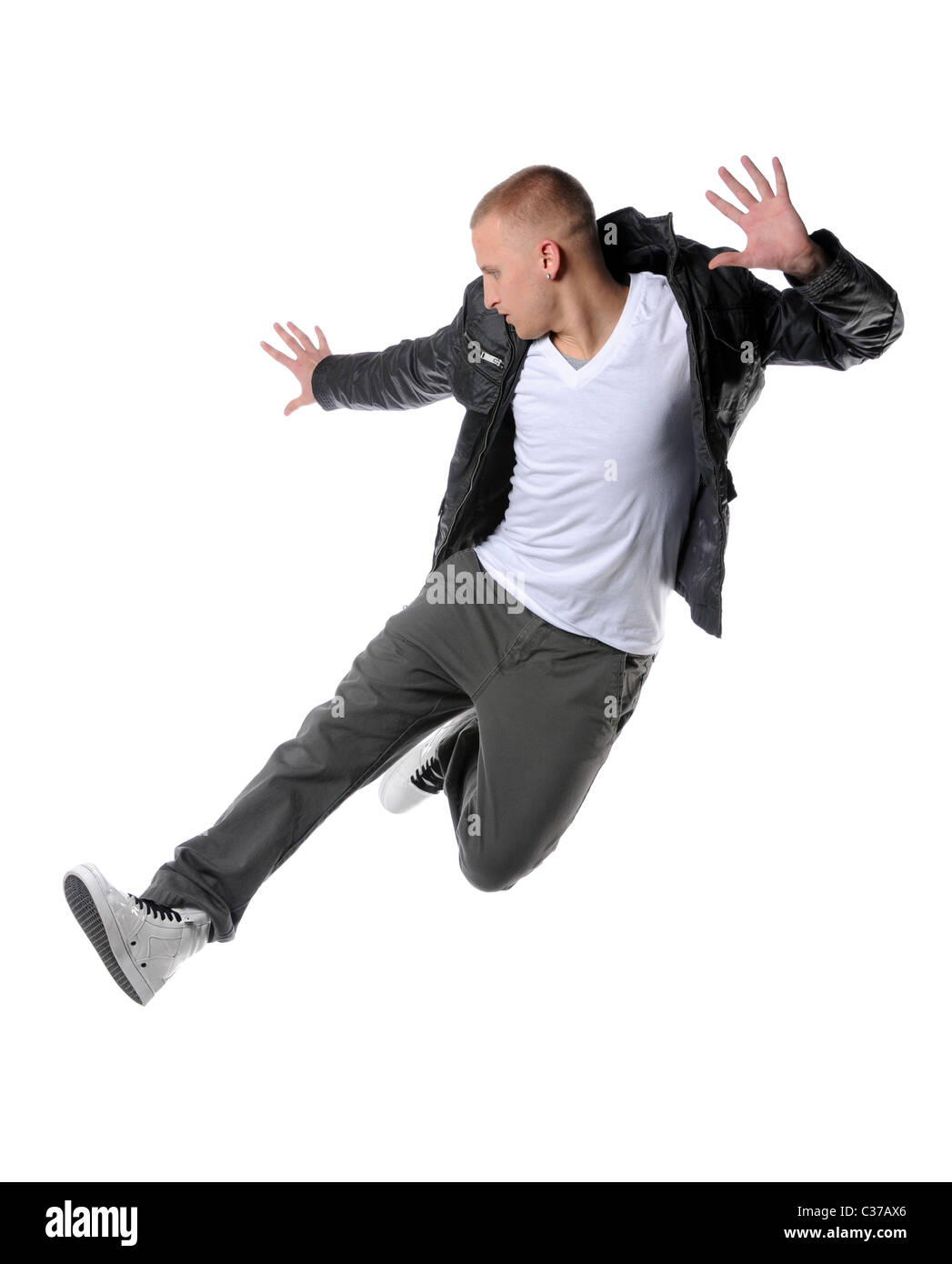 Junge Hip-Hop-Tänzer springen isoliert auf weißem Hintergrund Stockfoto