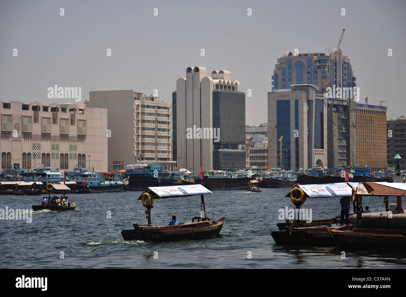 Arabische Dhau Boote Kreuzung Dubai Creek, Bur Dubai, Dubai, Vereinigte Arabische Emirate Stockfoto