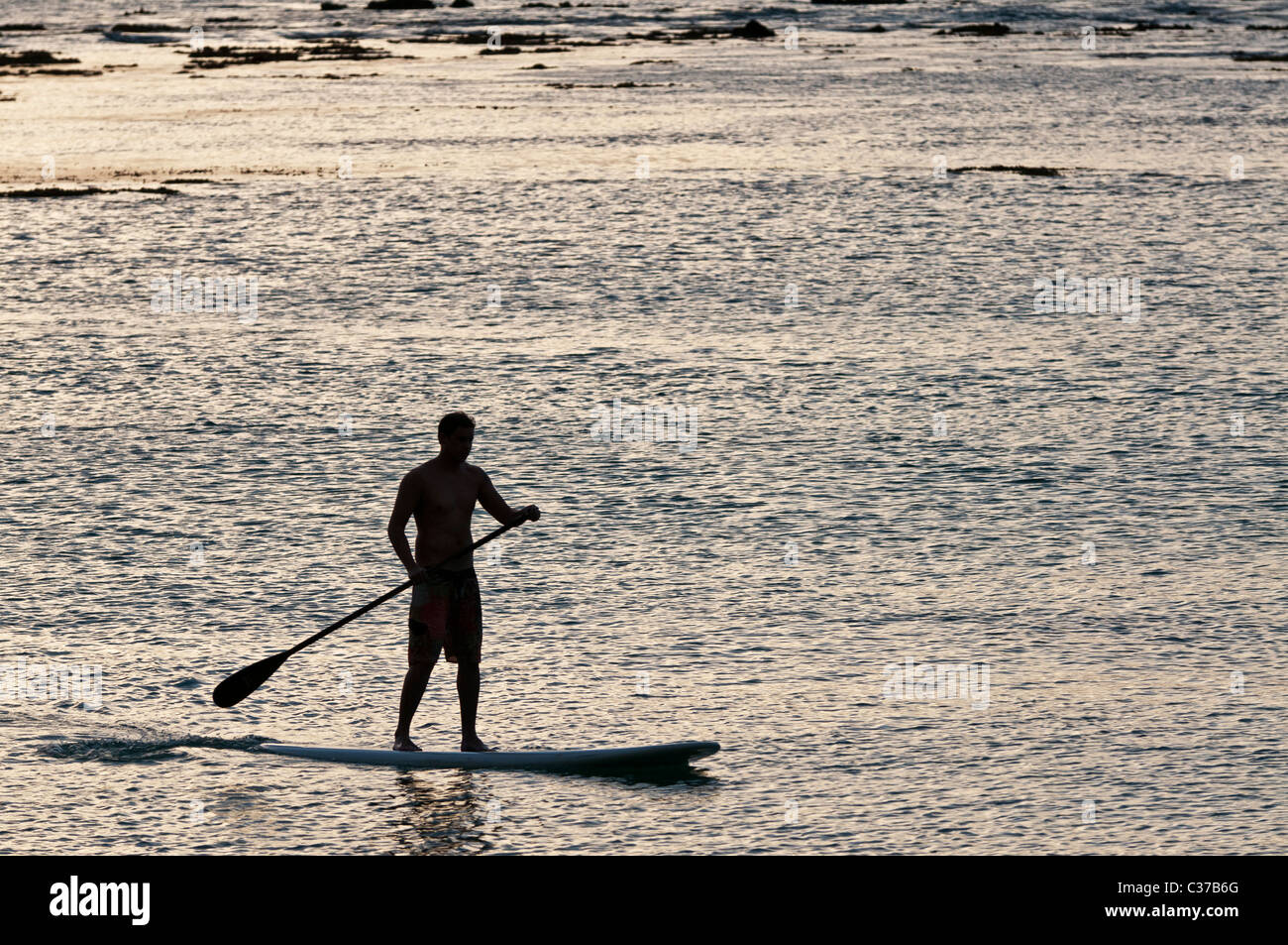 Stand up Paddel-Boarder in Kontur, Sans Souci Strand, Honolulu, Hawaii. Der Strand ist auch bekannt als Kaimana Beach. Stockfoto