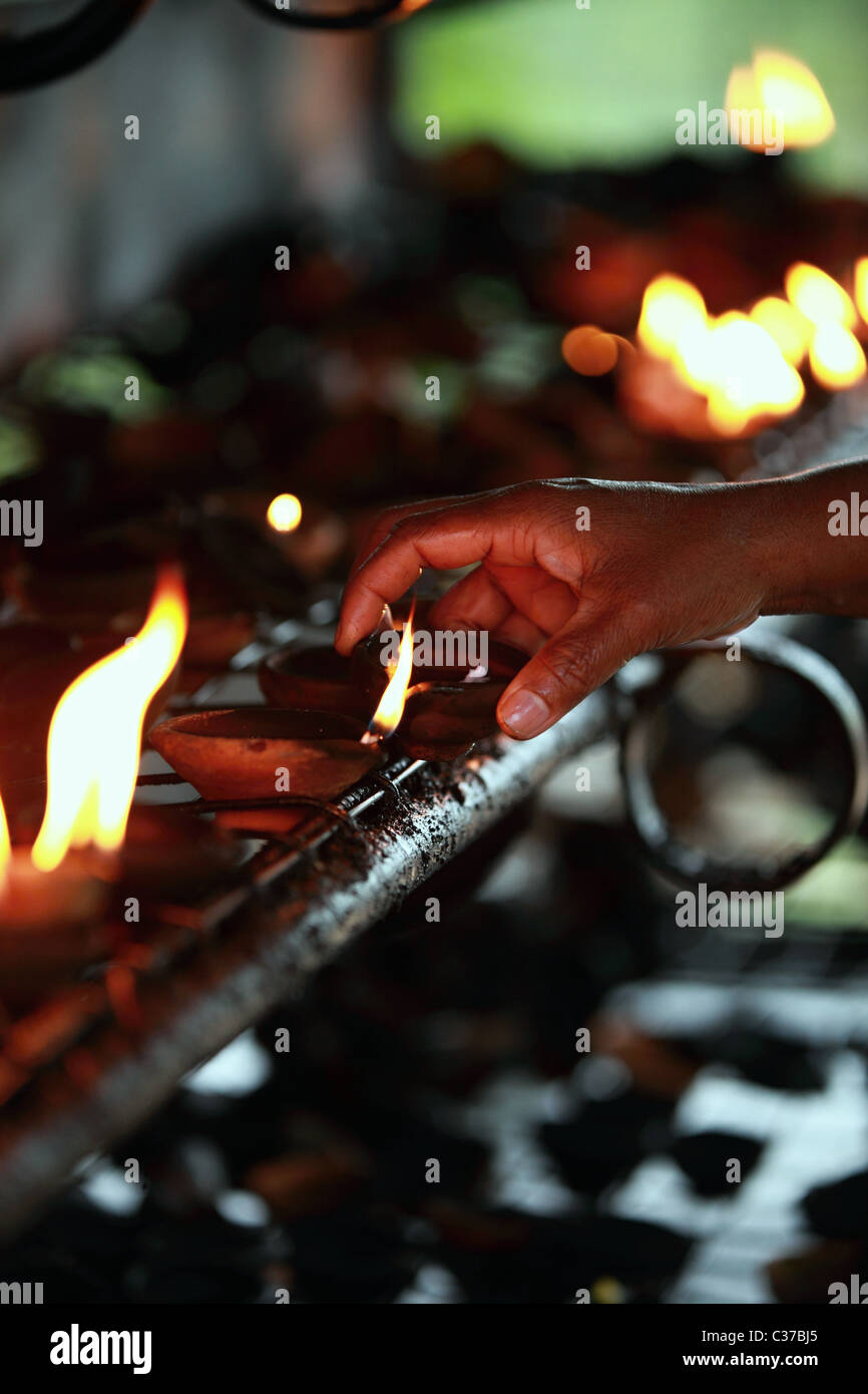Frau mit einer Öllampe im Tempel in Sri Lanka Asien Stockfoto