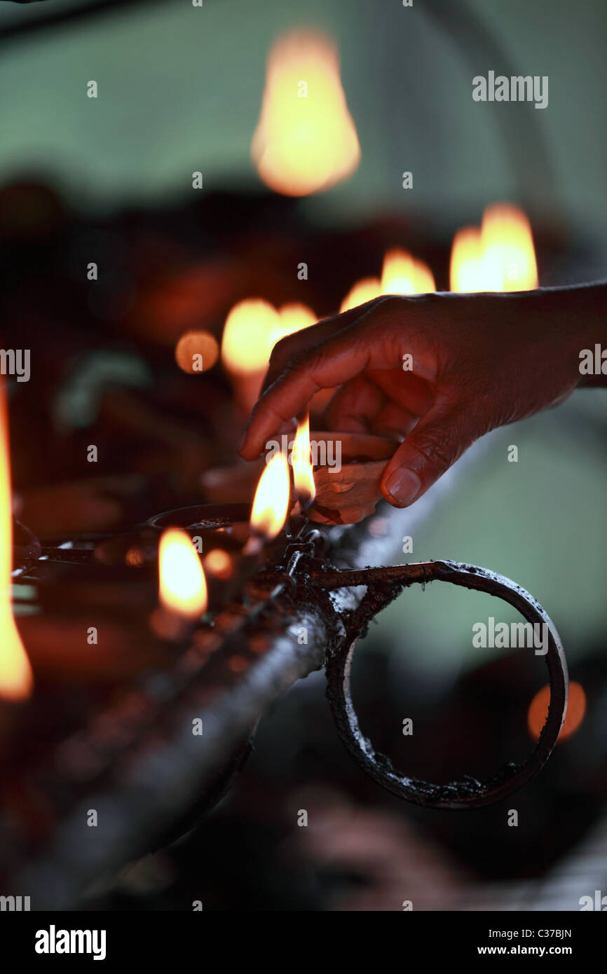Frau mit einer Öllampe im Tempel in Sri Lanka Asien Stockfoto