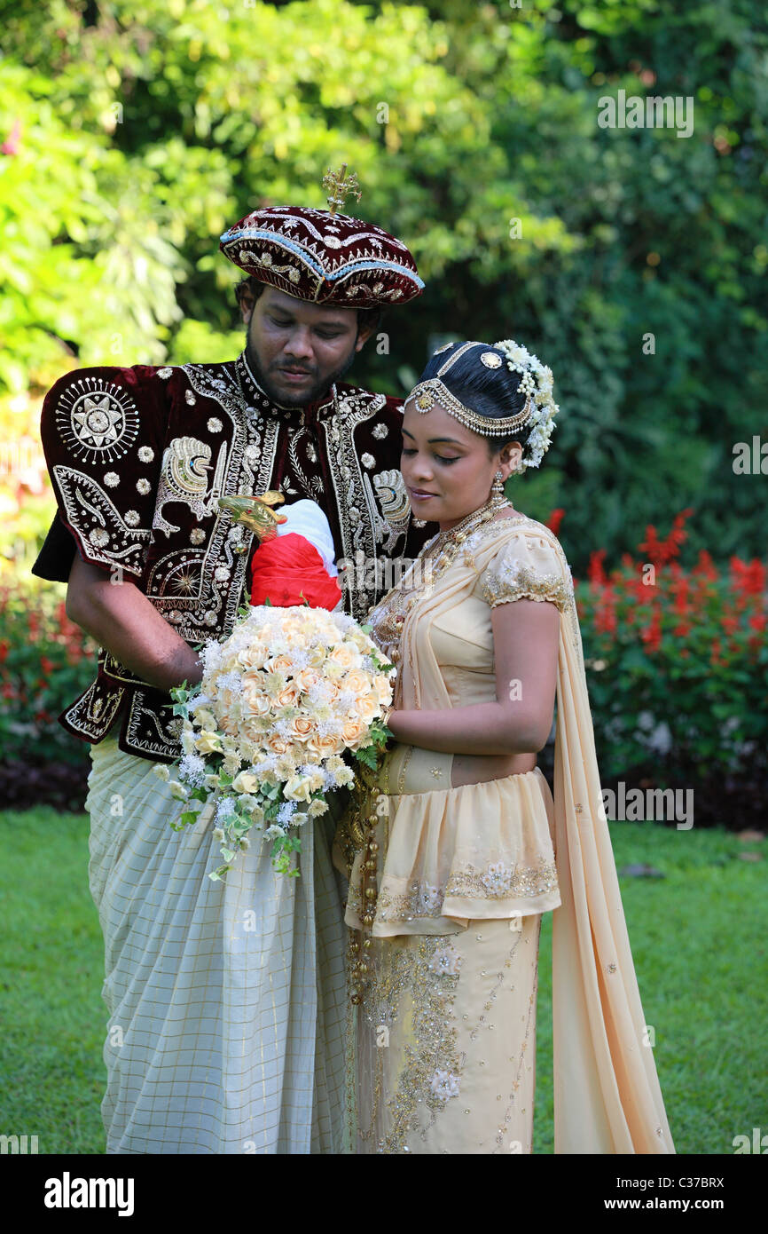 Hochzeit Zeremonie mit traditioneller Kleidung in Sri Lanka Asien  Stockfotografie - Alamy