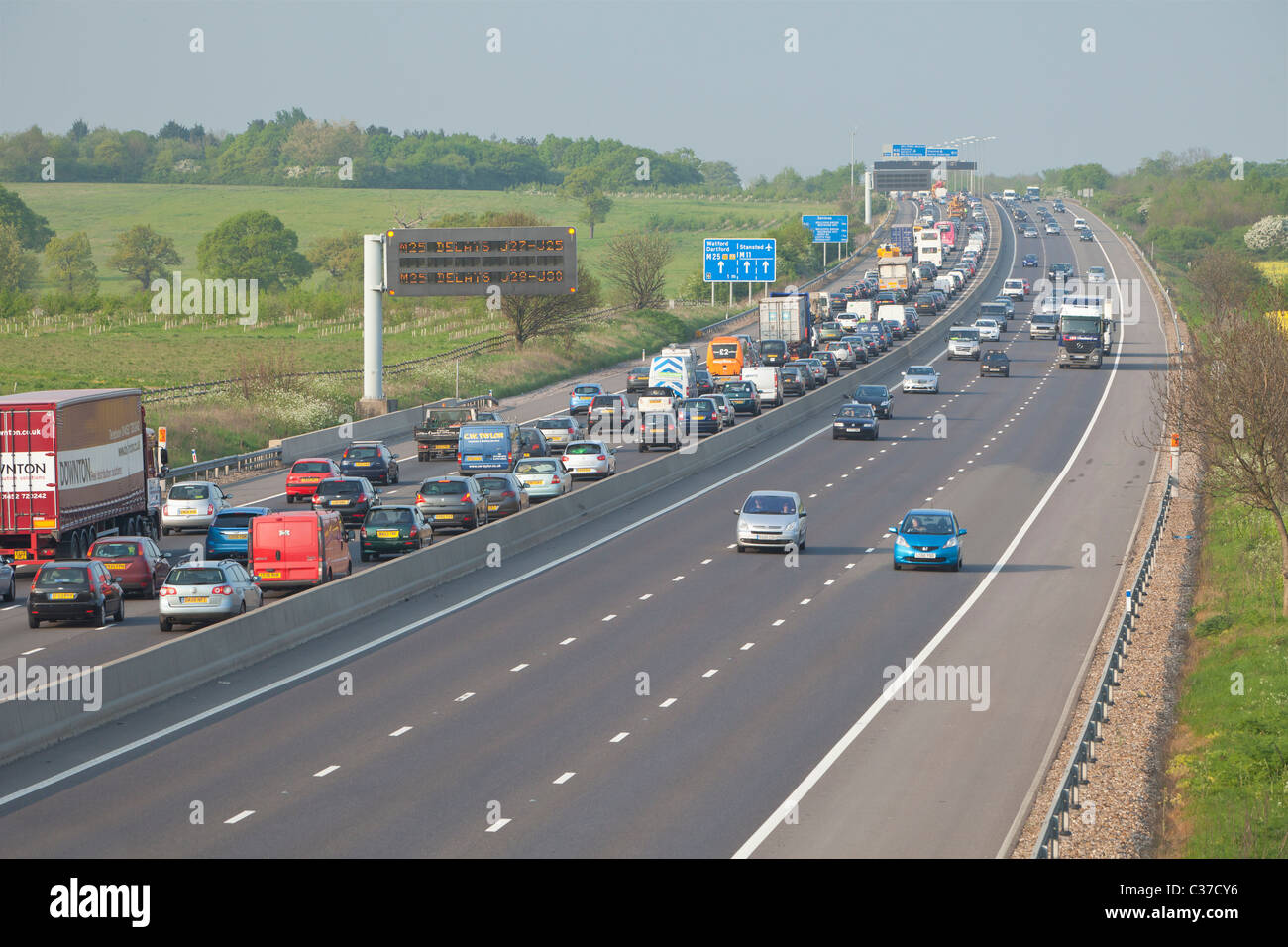 Staus auf der Autobahn M11 vor der Kreuzung mit der M25, Essex, England Stockfoto