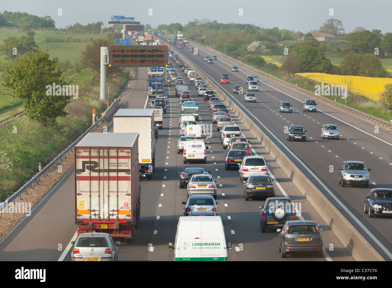 Staus auf der Autobahn M11 vor der Kreuzung mit der M25, Essex, England Stockfoto