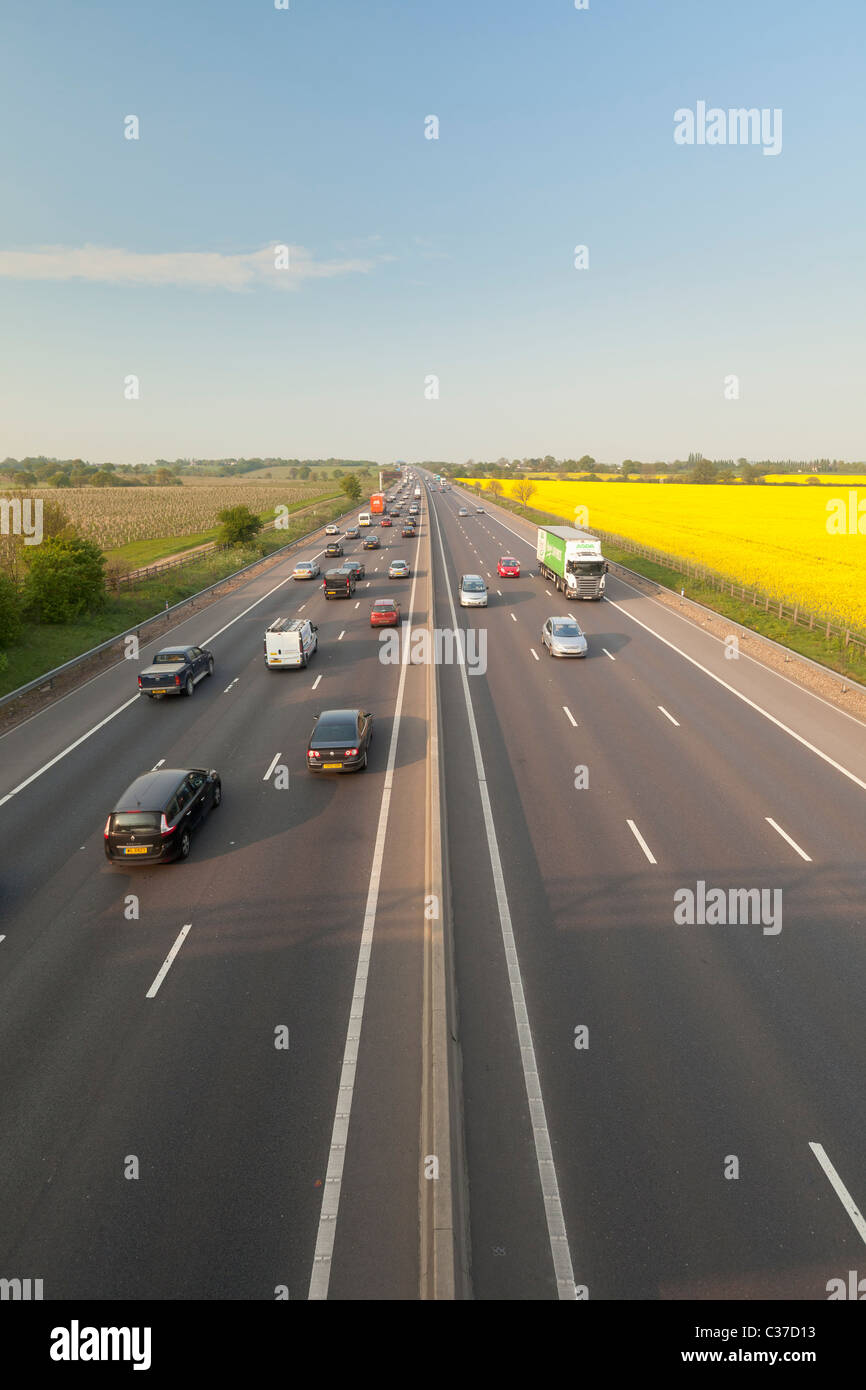 Die Autobahn M11 an einem Sommertag, Essex, England Stockfoto
