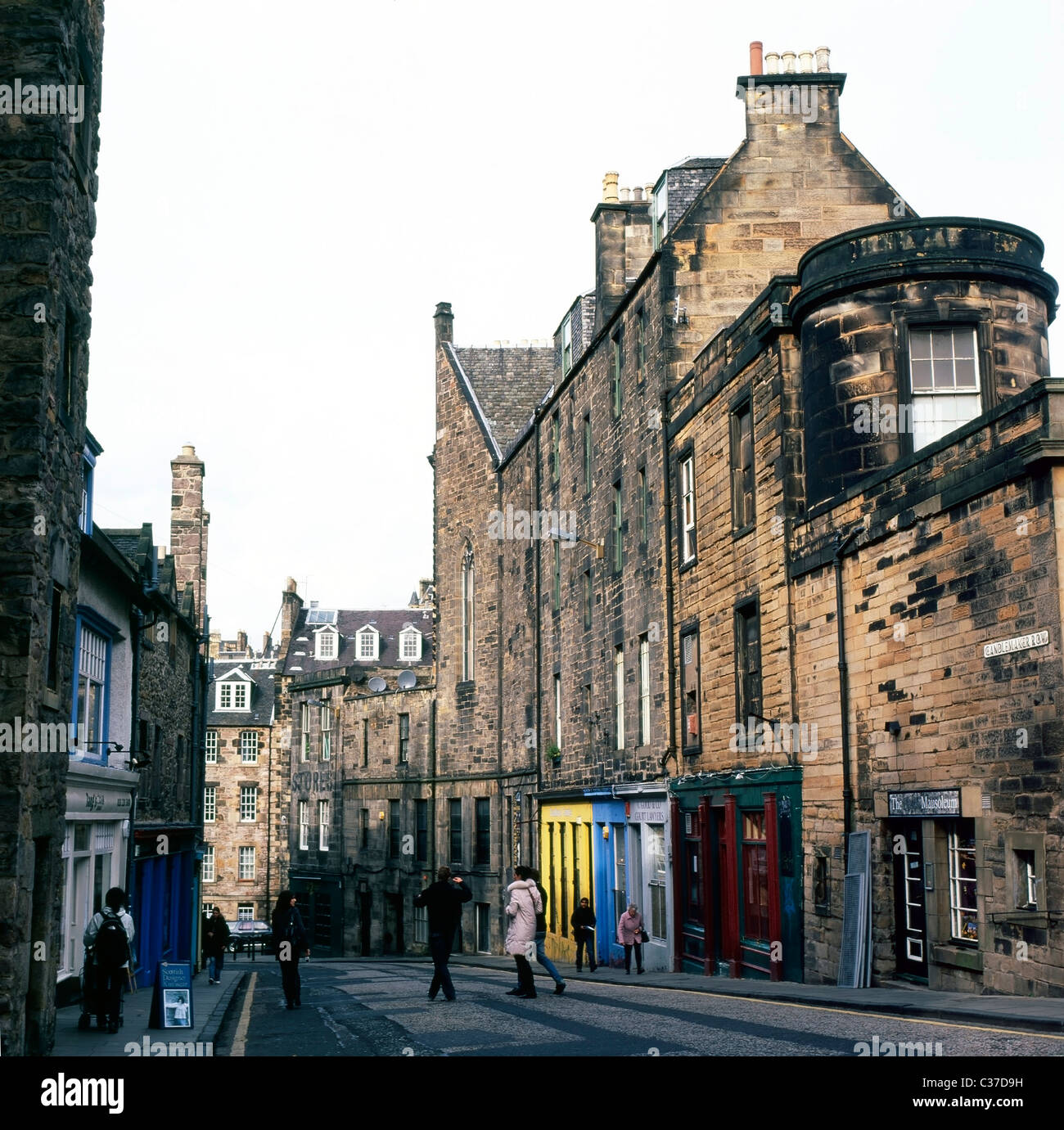 Menschen zu Fuß entlang der Kerzenmacher Zeile in Edinburgh Schottland Großbritannien KATHY DEWITT Stockfoto