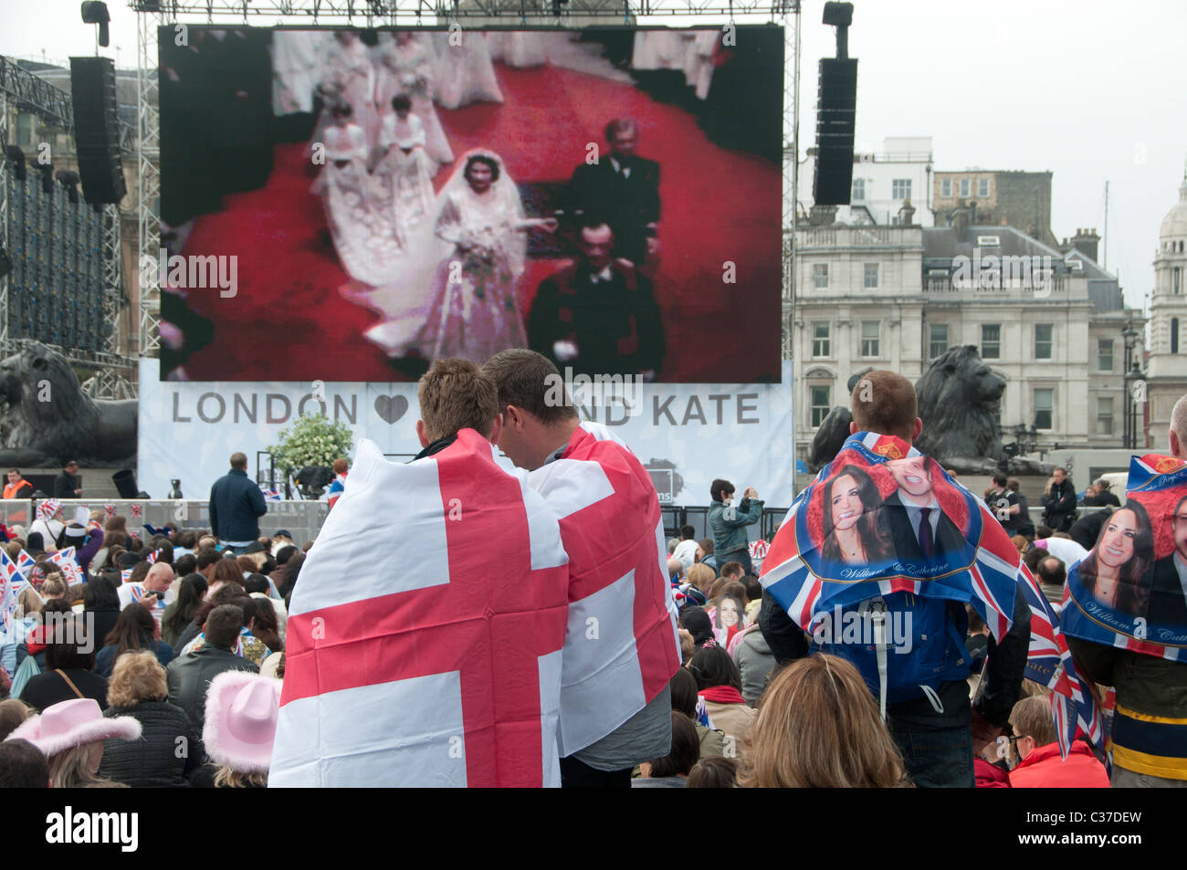 29. April 2011 königliche Hochzeit. Trafalgar Square. Männer in Union Flaggen Uhr historische königliche Hochzeiten auf Leinwand gewickelt. Stockfoto