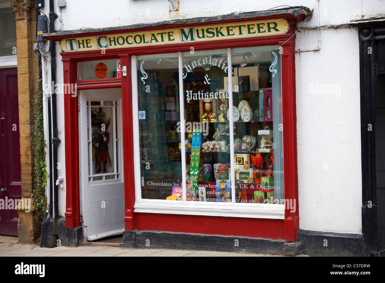 Das Schokoladenmusketier Chocolatie & Patisserie-Geschäft in Sherborne, Dorset, Großbritannien, im April Stockfoto