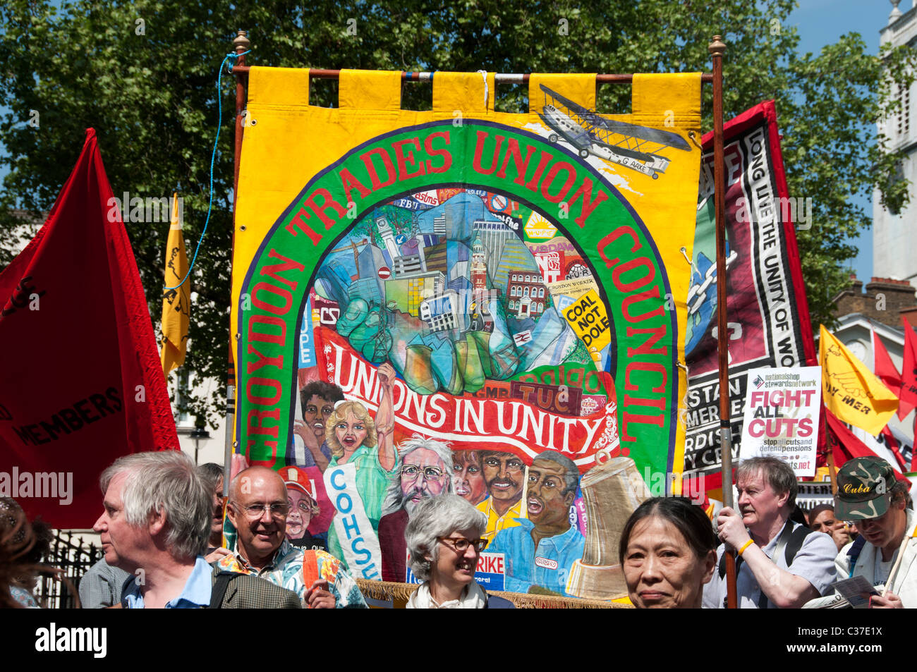 1. Mai 2011. Mai-Demonstration Clerkenwell Green. Menge mit Gewerkschaft Banner. Stockfoto