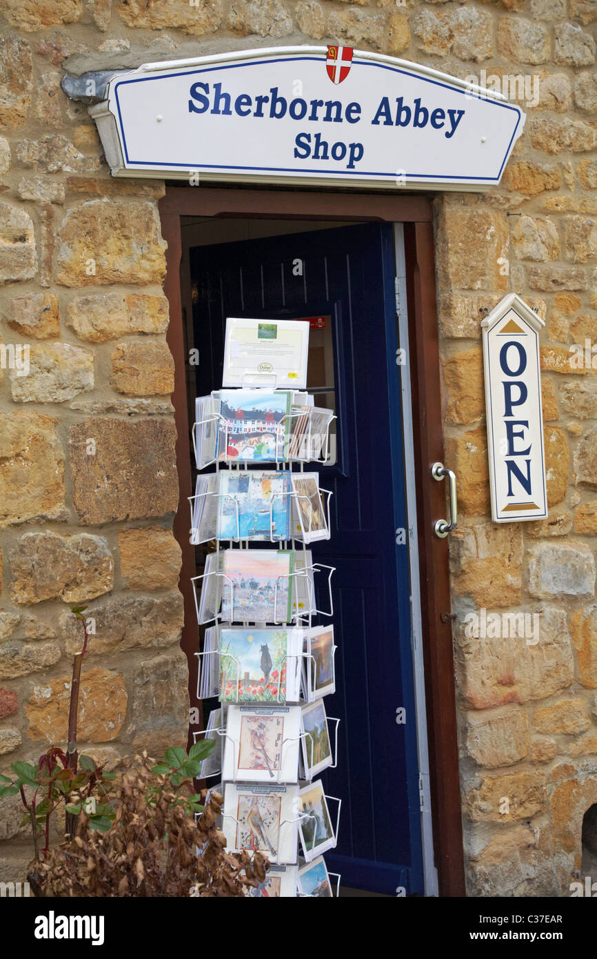 Karten, die im April am Eingang zum Sherborne Abbey Shop, Sherborne, Dorset ausgestellt wurden Stockfoto